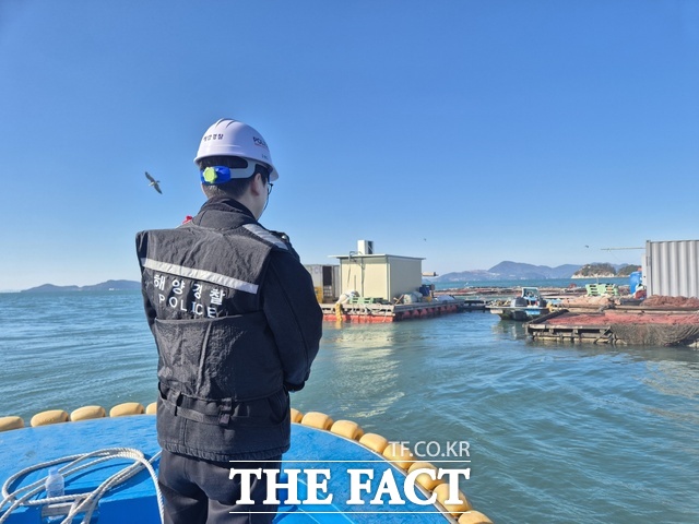 여수해경이 수출용 패류생산 지정 해역 해양오염 점검을 실시하고 있다. /여수해양경찰서