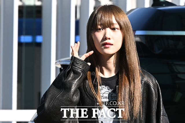 배우 이성경이 25일 오전 해외 일정 참석을 위해 인천국제공항에서 이탈리아 밀라노로 출국하며 팬들에게 인사하고 있다. /인천국제공항=김성렬 인턴기자