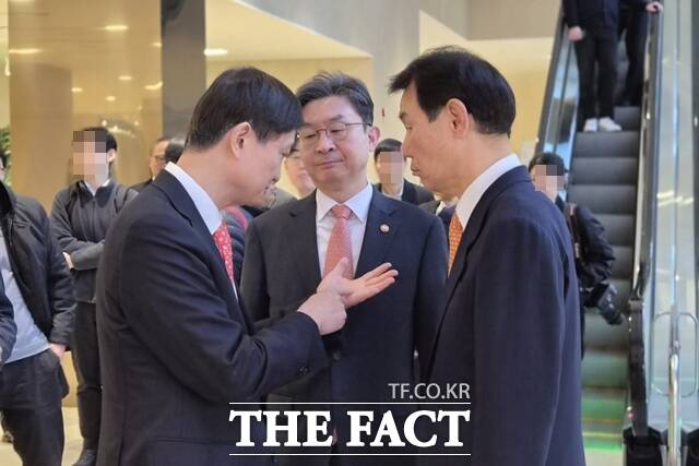 정은보 한국거래소 이사장(오른쪽 첫번째)과 이억원 금융위원장, 이찬진 금융감독원장이 25일 오후 서울 영등포구 한국거래소에서 코스피 6000포인 돌파 기념 행사가 끝난 뒤 대화를 나누고 있다. /윤정원 기자