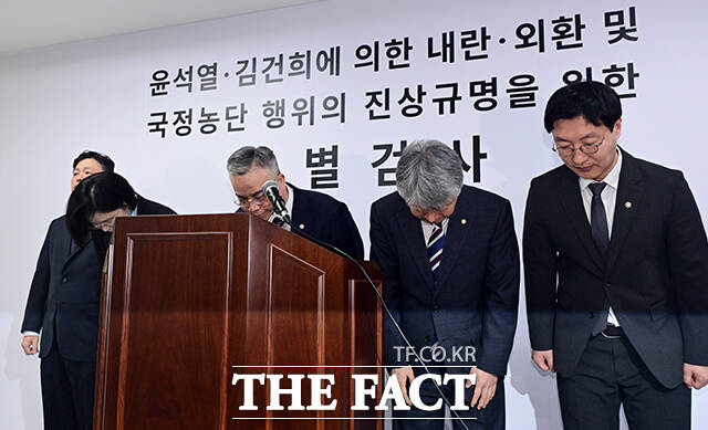 3대 특검팀의 미진한 수사 및 새로운 의혹을 수사하는 2차 종합특검팀에 임명된 권창영 특별검사(왼쪽 세 번째)가 25일 오전 경기 과천시 특검 사무실 앞에서 열린 현판식을 마친 뒤 박수를 치고 있다. 왼쪽부터 함찬신 지원단장, 김지미 특별검사보, 권 특검, 권영빈 특별검사보, 김정민 특별검사보, 진을종 특별검사보. /과천=임영무 기자