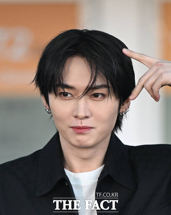 스트레이 키즈 리노가 25일 오전 구찌 2026 가을 겨울 패션쇼 참석을 위해 인천국제공항에서 밀라노로 출국하며 포즈를 취하고 있다. /인천국제공항=이새롬 기자