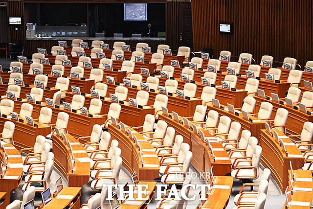 조승환 국민의힘 의원이 25일 오전 서울 여의도 국회에서 열린 제432회국회(임시회) 8차 본회의에 참석해 3차 상법 개정안(상법일부개정법률안)에 대한 무제한토론(필리버스터)를 하고 있다.