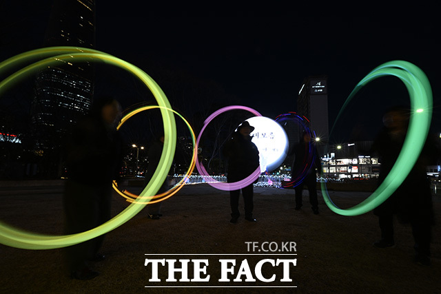 시민들이 돌린 쥐불놀이가 원형을 그리고 있다.