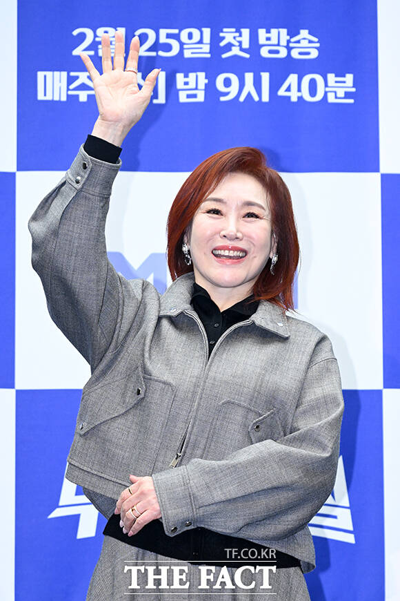 가수 장민호(왼쪽)와 방송인 김대호가 ‘무명전설-트롯 사내들의 서열전쟁’ 제작발표회에 참석해 진행을 하고 있다.