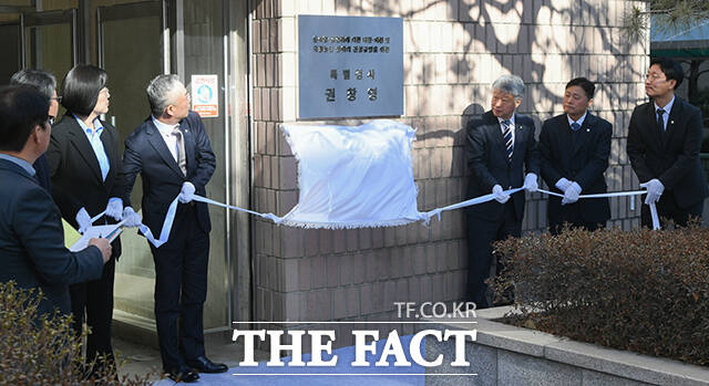 '2차 종합특검' 특별검사 사무소 현판식이 25일 오전 경기 과천시 별양동 영덕개발빌딩 앞에서 열리고 있다. 왼쪽부터 지원단장 함찬신, 특별검사보 김지미, 특별검사보 권창영, 특별검사보 권영빈, 특별검사보 김정민, 특별검사보 진을종. /과천=박상민 인턴기자