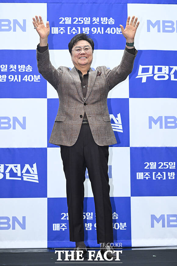 가수 장민호(왼쪽)와 방송인 김대호가 ‘무명전설-트롯 사내들의 서열전쟁’ 제작발표회에 참석해 진행을 하고 있다.