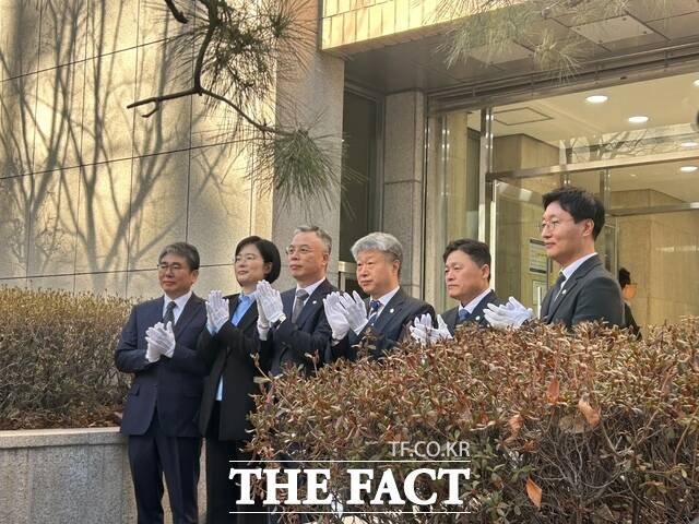 윤석열·김건희 부부 17대 의혹을 수사하는 권창영 특별검사팀(종합특검)이 본격 출범했다. 권창영 특검과 김정민·김지미·권영빈·진을종 특검보 등이 경기 과천 특검팀 사무실 앞에서 현판식을 갖고 있다. /김해인 기자