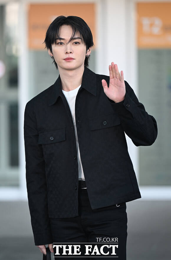 스트레이 키즈 리노가 25일 오전 구찌 2026 가을 겨울 패션쇼 참석을 위해 인천국제공항에서 밀라노로 출국하며 포즈를 취하고 있다. /인천국제공항=이새롬 기자