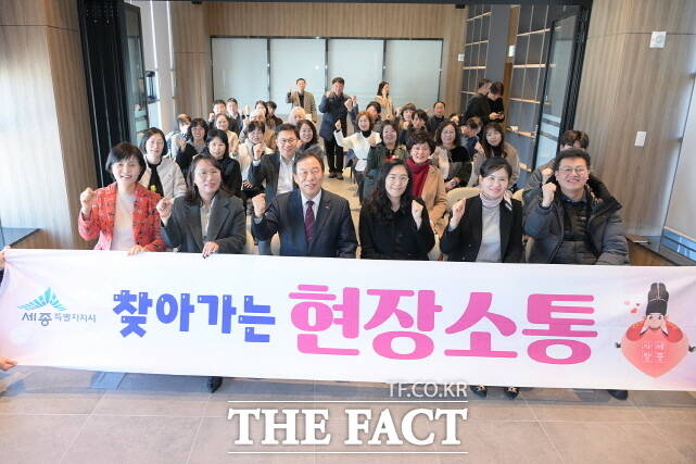 최민호 세종시장(왼쪽 세 번째)이 25일 산울마을2단지에서 산울동 행정복지센터 개청 등 마을 주요 현안을 주민들과 직접 논의하기 위해 현장 소통에 나섰다. /세종시