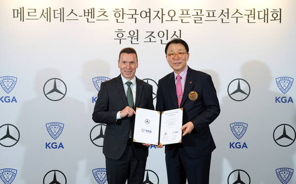 왼쪽부터) 마티아스 바이틀 메르세데스-벤츠 코리아 대표이사, 정창기 대한골프협회 부회장이 25일 서울 신라호텔에서 열린 ‘한국여자오픈골프선수권대회’ 스폰서십 체결을 위한 조인식에서 기념 촬영을 하고 있다. /메르세데스-벤츠 코리아