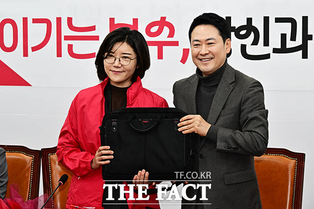 소장품 기증하는 손정화 삼일 PWC 회계법인 파트너.