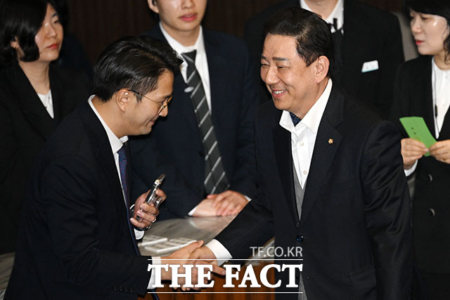 경찰 출석 앞둔 김병기, 여유로운 미소로 본회의 출석.