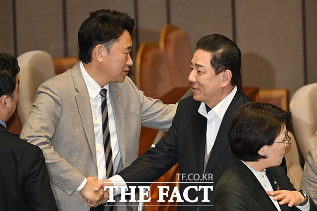 경찰 출석 앞둔 김병기, 여유로운 미소로 본회의 출석.