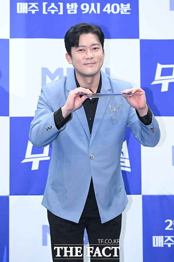 가수 장민호(왼쪽)와 방송인 김대호가 25일 오전 서울 마포구 상암 스탠포드호텔 코리아에서 열린 MBN 오디션 프로그램 ‘무명전설-트롯 사내들의 서열전쟁’ 제작발표회에 참석해 포즈를 취하고 있다. /서예원 기자