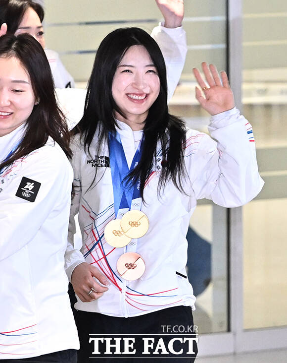 2026 밀라노·코르티나담페초 동계올림픽 일정을 마친 쇼트트랙 김길리가 24일 오후 인천국제공항을 통해 귀국하고 있다. /인천국제공항=박헌우 기자