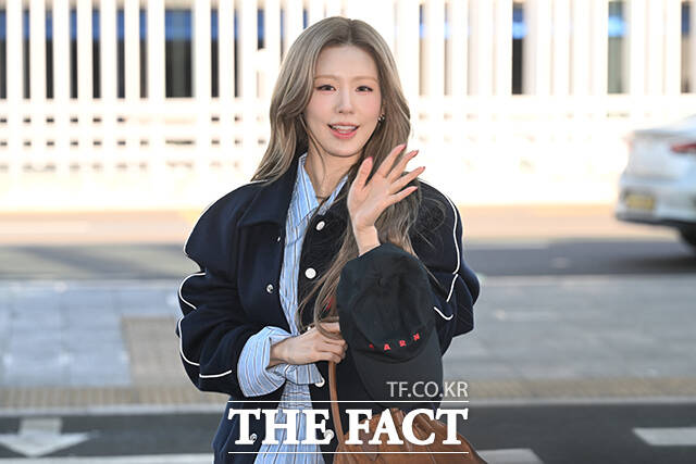 아이들 미연이 25일 오전 패션쇼 참석을 위해 인천국제공항에서 이탈리아 밀라노로 출국하며 포즈를 취하고 있다. /인천국제공항=김성렬 인턴기자