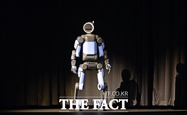 현대차그룹이 휴머노이드 로봇 '아틀라스'(사진) 연구형 모델을 활용해 자동차 부품을 인식·정리하는 실증 작업을 진행하고 있다. AI 기반 자동화 기술이 제조 현장에 도입되는 모습이다. /현대차그룹