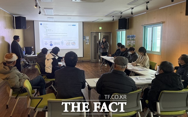 청양군이 24일 청춘거리 문화춘추관에서 주민과 관계자 20여 명이 참석한 가운데 농촌공간 정비사업 세부설계용역 최종 보고회와 지역 역량 강화 용역 착수 보고회를 개최했다. /청양군