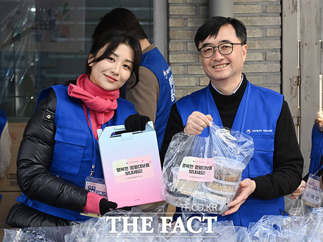 임기근 기획재정부 제2차관(왼쪽)과 배우 박하선 등 행복공감봉사단 단원들이 25일 오전 서울 종로구 돈의동 쪽방촌에서 쪽방촌 어르신을 위한 정월대보름맞이 도시락을 배달하고 있다. /박헌우 기자