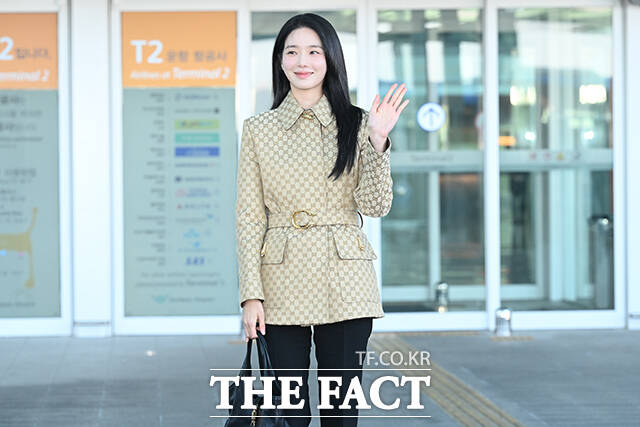 배우 박규영이 25일 오전 패션쇼 참석을 위해 인천국제공항에서 이탈리아 밀라노로 출국하며 포즈를 취하고 있다. /인천국제공항=김성렬 인턴기자