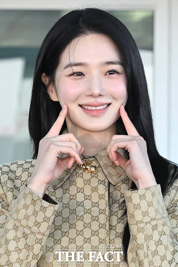 배우 박규영이 25일 오전 패션쇼 참석을 위해 인천국제공항에서 이탈리아 밀라노로 출국하며 포즈를 취하고 있다. /인천국제공항=김성렬 인턴기자