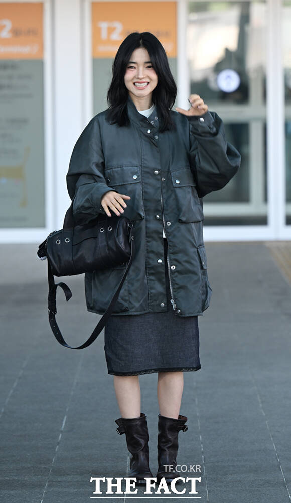 배우 김태리가 25일 오전 프라다(PRADA) 2026 가을 겨울 여성복 패션쇼 참석을 위해 인천국제공항에서 밀라노로 출국하고 있다. /인천국제공항=이새롬 기자