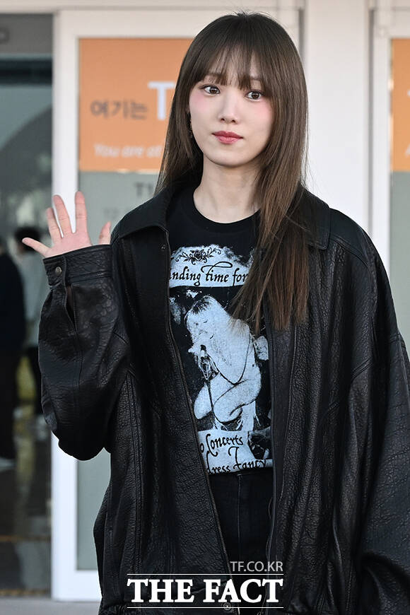 배우 이성경이 25일 오전 해외 일정 참석을 위해 인천국제공항에서 이탈리아 밀라노로 출국하며 팬들에게 인사하고 있다. /인천국제공항=김성렬 인턴기자