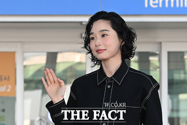 배우 방효린이 25일 오전 패션쇼 참석을 위해 인천국제공항에서 이탈리아 밀라노로 출국하며 팬들에게 인사하고 있다. /인천국제공항=김성렬 인턴기자