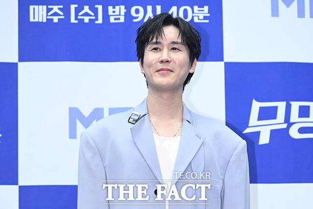 가수 장민호(왼쪽)와 방송인 김대호가 ‘무명전설-트롯 사내들의 서열전쟁’ 제작발표회에 참석해 진행을 하고 있다.