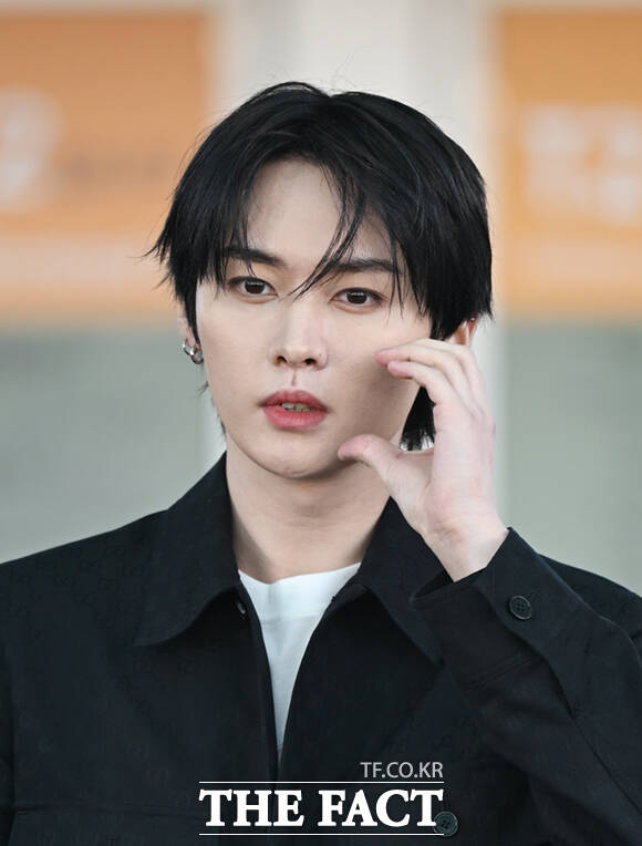 스트레이 키즈 리노가 25일 오전 구찌 2026 가을 겨울 패션쇼 참석을 위해 인천국제공항에서 밀라노로 출국하며 포즈를 취하고 있다. /인천국제공항=이새롬 기자