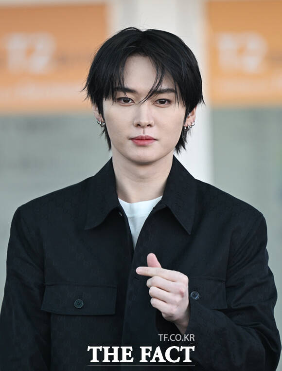 스트레이 키즈 리노가 25일 오전 구찌 2026 가을 겨울 패션쇼 참석을 위해 인천국제공항에서 밀라노로 출국하며 포즈를 취하고 있다. /인천국제공항=이새롬 기자