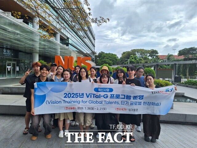 지난달 26일부터 전주비전대학교 단기 글로벌 현장학습 프로그램에 참가한 학생들이 기념사진을 촬영하고 있다. /전주비전대