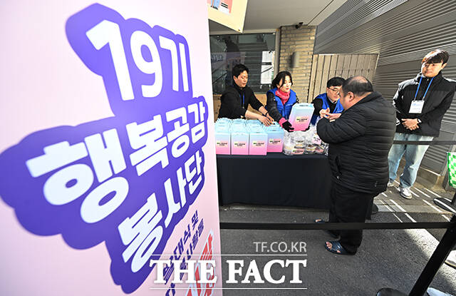 임기근 기획재정부 제2차관(왼쪽)과 배우 박하선 등 행복공감봉사단 단원들이 25일 오전 서울 종로구 돈의동 쪽방촌에서 쪽방촌 어르신을 위한 정월대보름맞이 도시락을 배달하고 있다. /박헌우 기자