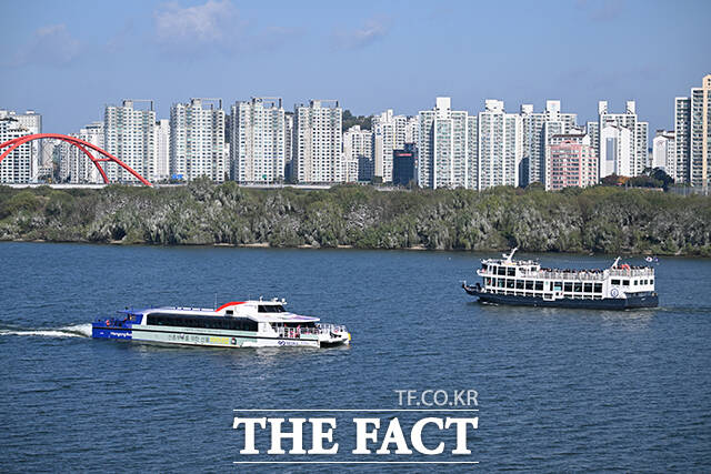 한강버스가 3월 1일부터 전 구간 운항을 재개한다. /더팩트 DB