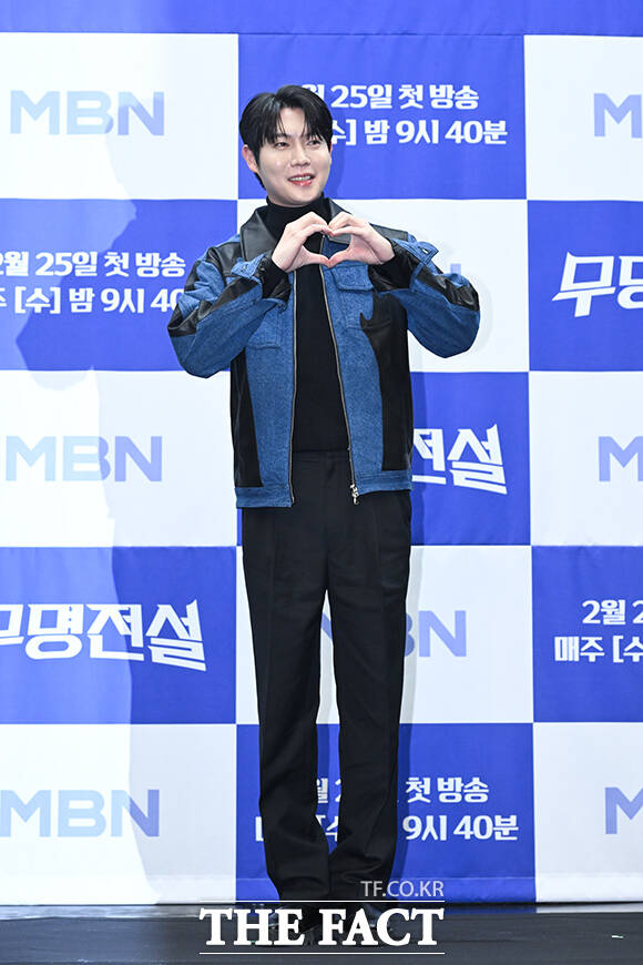 가수 장민호(왼쪽)와 방송인 김대호가 ‘무명전설-트롯 사내들의 서열전쟁’ 제작발표회에 참석해 진행을 하고 있다.