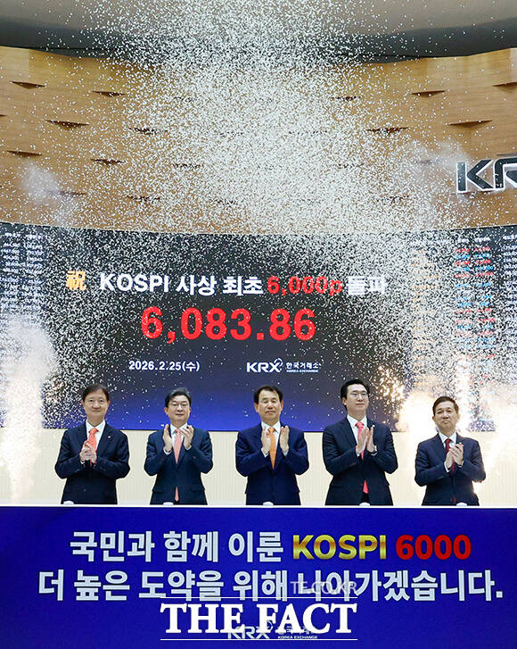 코스피 지수가 사상 처음으로 종가 기준 6000선을 넘겼다. 사진은 25일 오후 서울 영등포구 여의도 한국거래소 홍보관에서 이찬진 금융감독원장(앞줄 왼쪽부터), 이억원 금융위원장, 정은보 한국거래소 이사장 등 증권업계 기관장 및 관계자들이 코스피 6000 돌파를 축하하는 세리모니를 하는 모습. /박상민 인턴기자