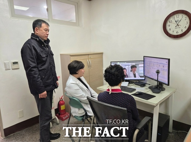 장재혁 합천부군수가 비상진료 체계 운영 상황을 점검하고 있다. /합천군