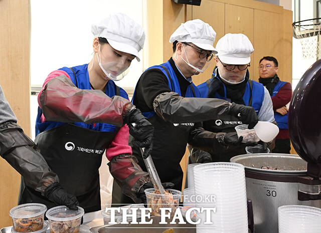 임기근 기획재정부 제2차관(왼쪽)과 배우 박하선 등 행복공감봉사단 단원들이 25일 오전 서울 종로구 돈의동 쪽방촌에서 쪽방촌 어르신을 위한 정월대보름맞이 도시락을 배달하고 있다. /박헌우 기자