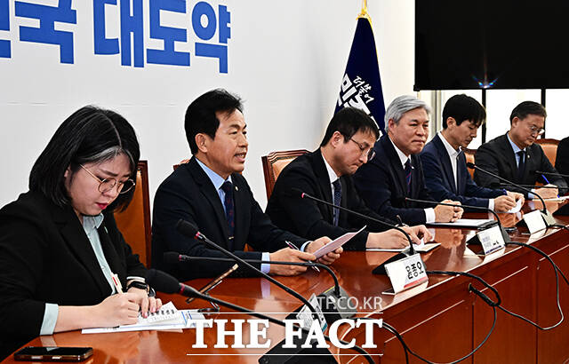 모두발언하는 윤종오 진보당 원내대표(왼쪽 두번째).