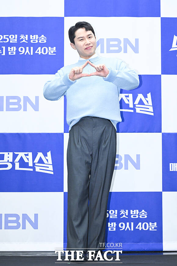 가수 장민호(왼쪽)와 방송인 김대호가 ‘무명전설-트롯 사내들의 서열전쟁’ 제작발표회에 참석해 진행을 하고 있다.