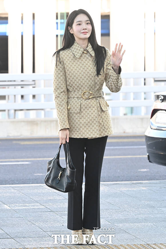 배우 박규영이 25일 오전 패션쇼 참석을 위해 인천국제공항에서 이탈리아 밀라노로 출국하며 포즈를 취하고 있다. /인천국제공항=김성렬 인턴기자