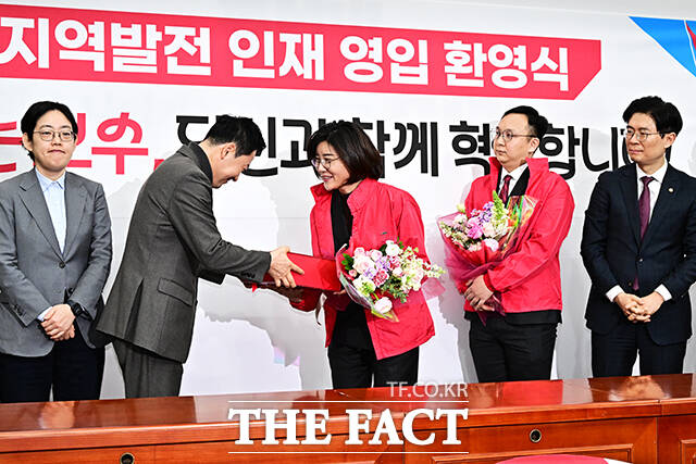 영입 인재들에게 시크릿박스 선물하는 장동혁 국민의힘 대표.