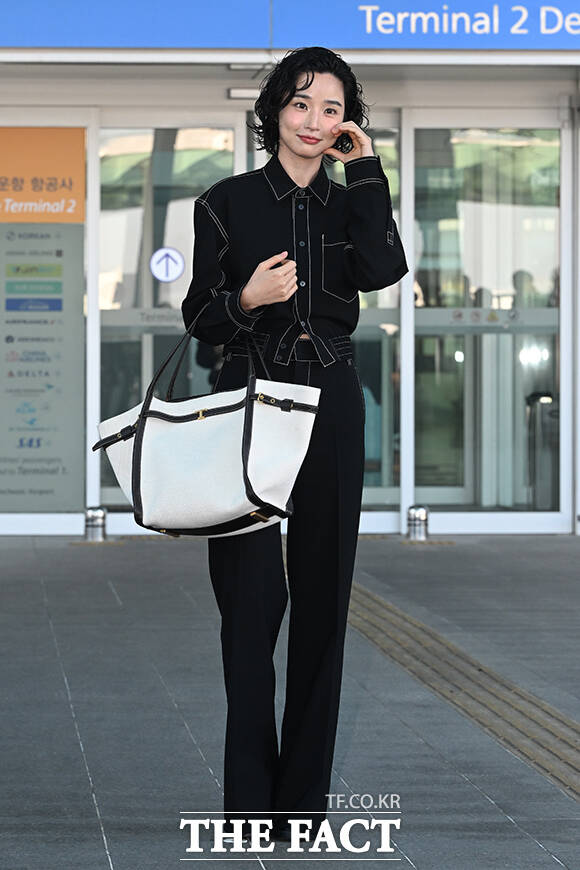 배우 방효린이 25일 오전 패션쇼 참석을 위해 인천국제공항에서 이탈리아 밀라노로 출국하며 팬들에게 인사하고 있다. /인천국제공항=김성렬 인턴기자