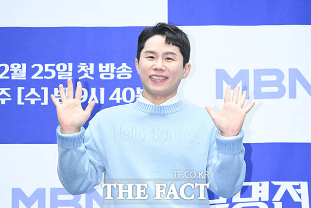 가수 장민호(왼쪽)와 방송인 김대호가 ‘무명전설-트롯 사내들의 서열전쟁’ 제작발표회에 참석해 진행을 하고 있다.