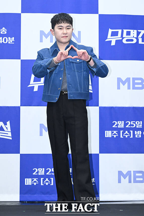 가수 장민호(왼쪽)와 방송인 김대호가 ‘무명전설-트롯 사내들의 서열전쟁’ 제작발표회에 참석해 진행을 하고 있다.