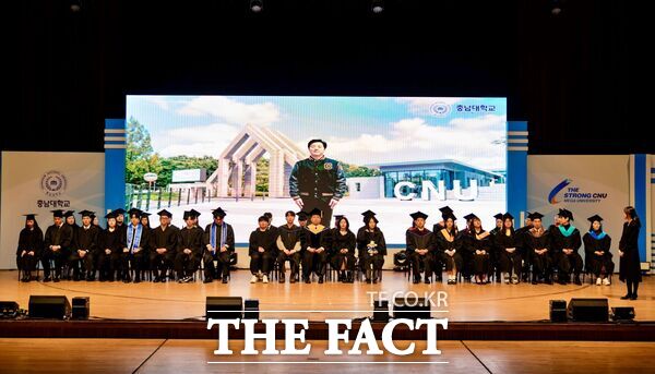 충남대학교가 25일 정심화국제문화회관 정심화홀에서 2025학년도 전기 학위수여식을 개최한 가운데 김정겸 총장을 대신해 AI 김정겸이 축사를 했다. /충남대학교