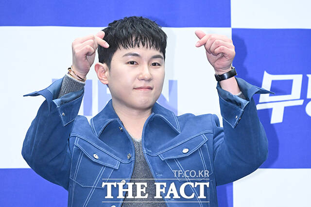 가수 장민호(왼쪽)와 방송인 김대호가 ‘무명전설-트롯 사내들의 서열전쟁’ 제작발표회에 참석해 진행을 하고 있다.