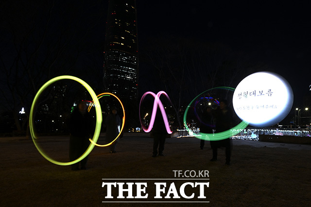 시민들이 돌린 쥐불놀이가 원형을 그리고 있다.