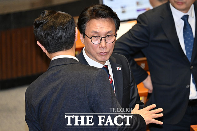 전재수 의원 만나 대화 나누는 김 총리(오른쪽).