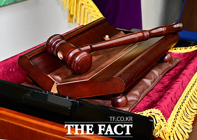 우원식 국회의장(오른쪽)이 25일 오전 서울 여의도 국회에서 열린 ‘국회기록원 제1호 기록물 기증식’에 참석해 본회의장에서 사용하던 의사봉과 의사봉판을 기증하고 있다. /국회=배정한 기자